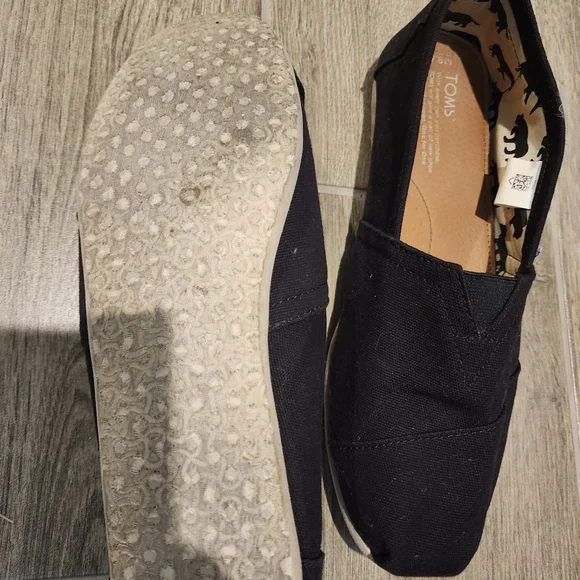 TOMS Black Slip-On Shoes - Picture 4 of 5
